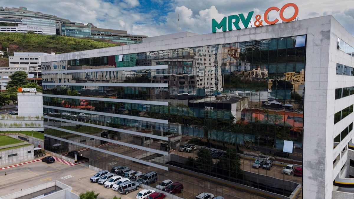 Imagem da fachada da sede da empresa da MRV&Co. A foto é para ilustrar uma matéria jornalística sobre o balaço financeiro da MRV no terceiro trimestre de 2024.