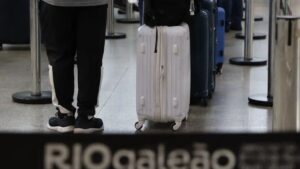 Imagem de pessoas em uma fila dentro de um aeroporto. A imagem é para ilustrar a matéria sobre a malha aérea do Brasil.