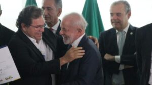 Imagem do presidente Lula e do diretor da Marquise para ilustrar uma matéria sobre a Transnordestina