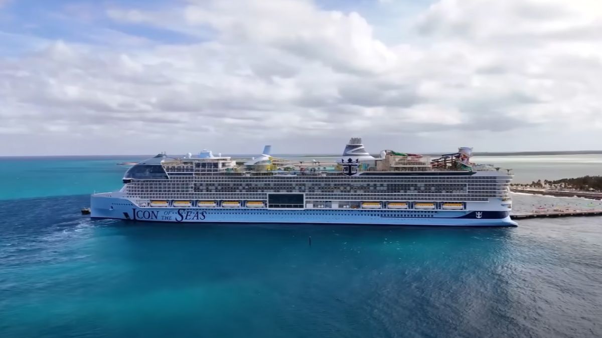 Imagem do cruzeiro Icon of the Seas, o maior navio do mundo. A foto é para ilustrar uma matéria jornalística sobre os melhores cruzeiros do mundo.