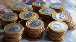 A valorização do real em janeiro foi de 5,87%, superando o dólar e ficando atrás apenas do rublo e do peso colombiano.