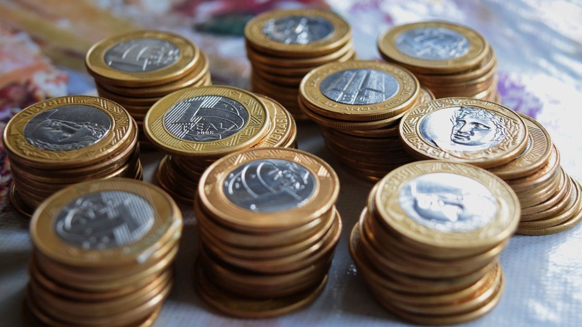 A valorização do real em janeiro foi de 5,87%, superando o dólar e ficando atrás apenas do rublo e do peso colombiano.