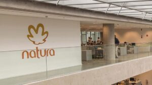 Fundador da Natura reduziu sua participação de 7,166% para 4,166%, transferindo ações aos filhos. Movimento segue estratégia de sucessão.