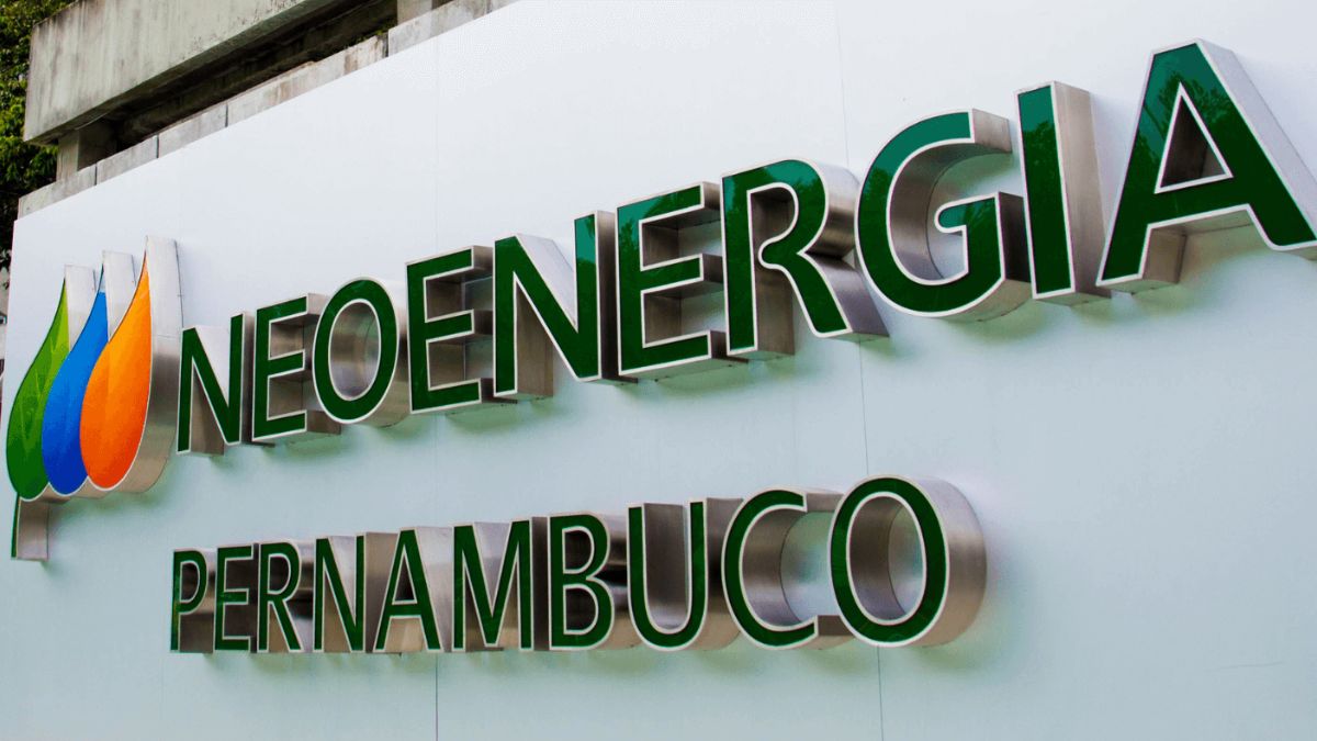 Imagem do letreiro da Neoenergia Pernambuco para ilustrar a matéria do investimento da empresa em Fernando de Noronha.