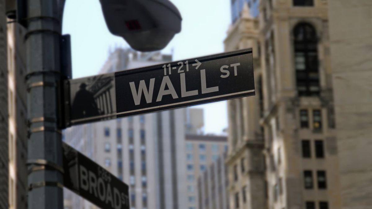 Os índices de Nova York fecharam em queda após os EUA confirmarem tarifas sobre China, Canadá e México, elevando a volatilidade do mercado.