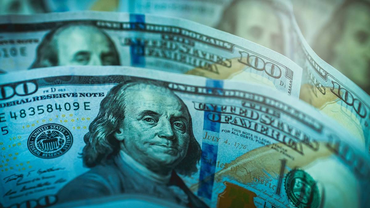 Novo corte de gastos do governo federal e cenário eleitoral nos EUA contribuem para queda do dólar no Brasil