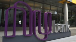 Nubank é condenado a indenizar ex-funcionário por campanha que simulava nudez; Justiça reconhece constrangimento e violações trabalhistas.