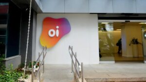 Venda da banda larga à V.tal impulsiona lucro da Oi no 1º trimestre, mas consumo de caixa e queda de receita ainda preocupam.