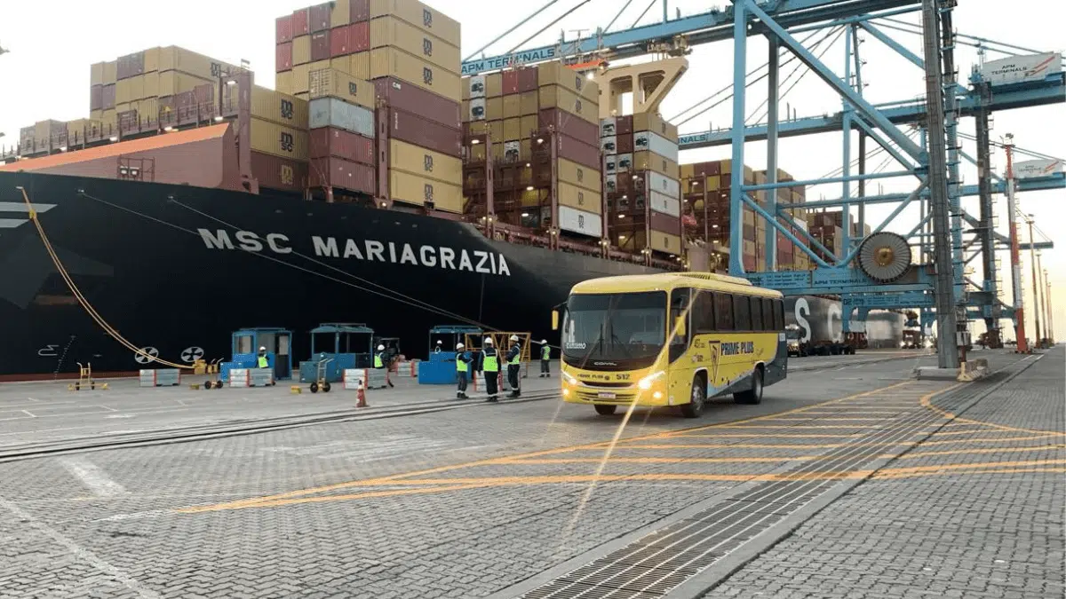 Imagem do ônibus da Prime Plus em operação de fretamento no Porto do Pecém