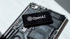 Imagem de um celular com a OpenAI