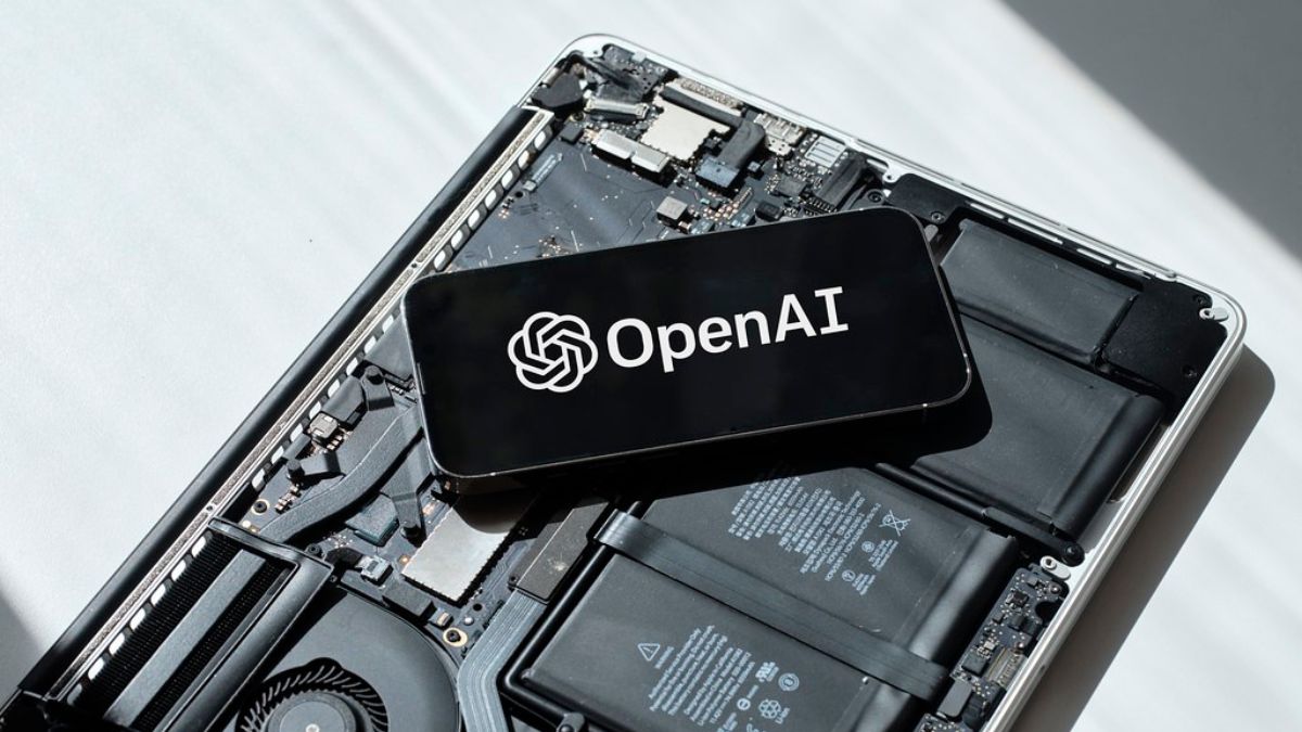 Imagem de um celular com a OpenAI