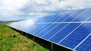 Trabalhadores instalando módulos fotovoltaicos, imposto sobre painéis solares aumentou para 25%