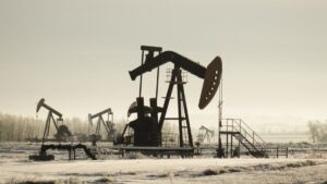 Banhos de petróleo no Azerbaijão atraem turistas em busca de saúde e geram debates sobre sustentabilidade na COP29.