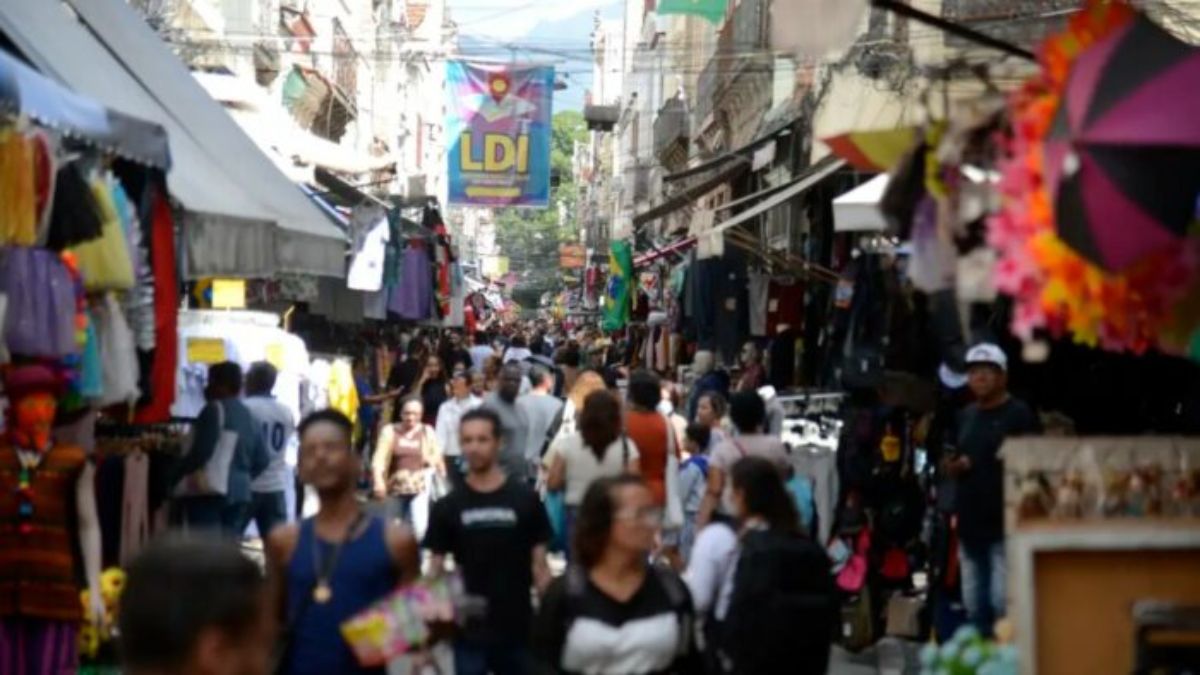 Pessoas no comércio de São Paulo, estado corresponde a quase 1/3 do PIB do Brasil