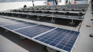 Placas solares são uma das alternativas para empreendimentos de baixo carbono.