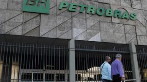 Petrobras distribui R$ 20 bilhões em dividendos extraordinários aos acionistas.