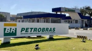 Petrobras anuncia plano até 2050 com foco em energia sustentável.