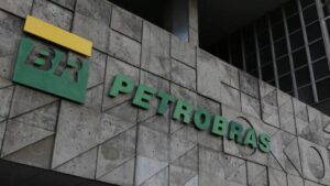 Ibama aprova plano da Petrobras para proteger fauna, etapa crucial para licença de perfuração na Foz do Amazonas, com testes futuros previstos.