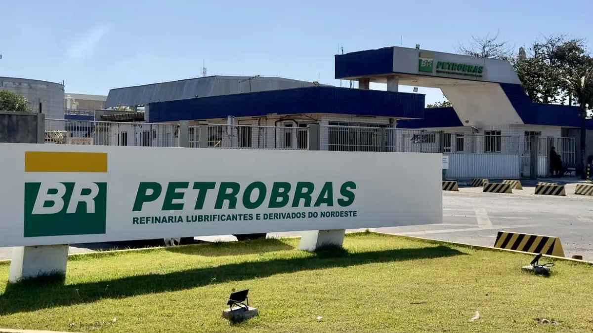 Petrobras anuncia plano até 2050 com foco em energia sustentável.