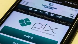 Foto colorida de tela do celular com página do Banco Central que fala sobre Pix, que agora tem funcionalidade de aproximação.
