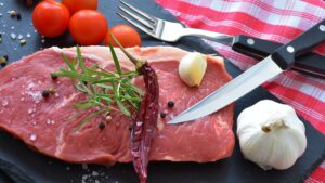 Imagem de uma carne com legumes e verduras para ilustrar a matéria no aumento no preço da carne no Brasil - Carne bovina - ALTA DO IGP-M