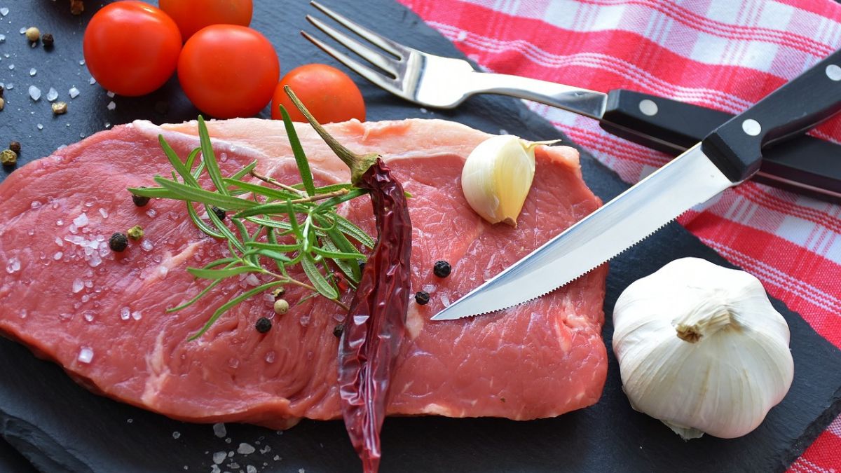Imagem de uma carne com legumes e verduras para ilustrar a matéria no aumento no preço da carne no Brasil - Carne bovina - ALTA DO IGP-M