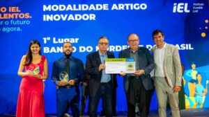 Jovens recebem Prêmio IEL 2024 de Ricardo Cavalcante, presidente da Fiec