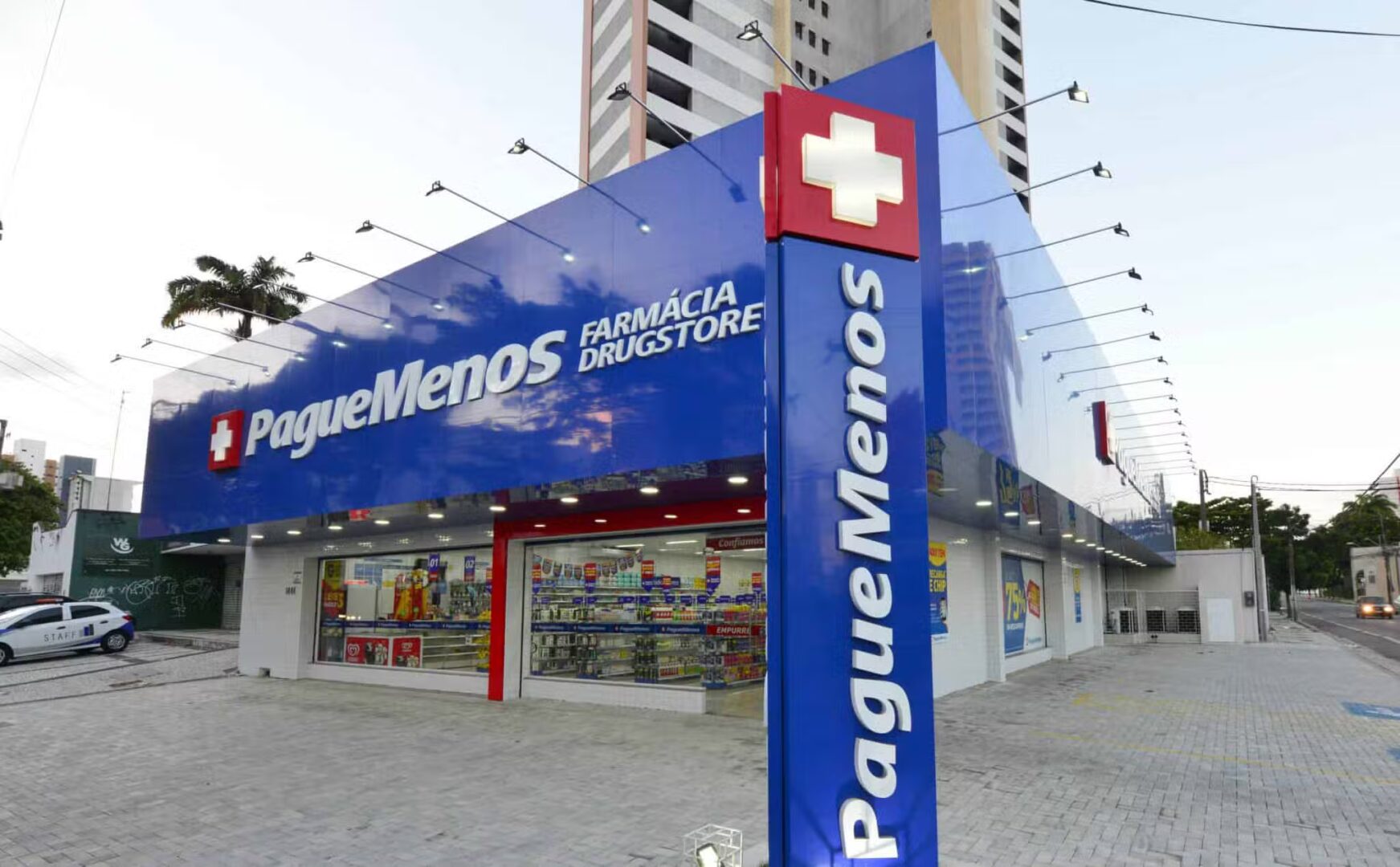 Imagem da fachada de uma loja da Rede Pague Menos, que divulga resultado positivo no terceiro trimestre de 2024.