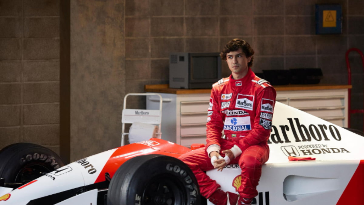 Gabriel Leone, ator da série sobre Ayrton Senna na Netflix, sentado em um Fórmula 1 da McLaren, recriando a era de ouro do piloto.
