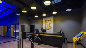 Imagem da entrada na academia SmartFit para representar a matéria sobre a compra que a SmartFit fez da Grupo Velocity