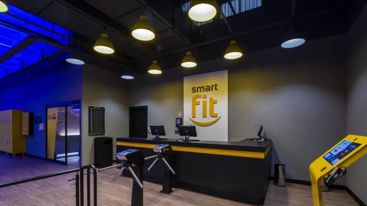 Imagem da entrada na academia SmartFit para representar a matéria sobre a compra que a SmartFit fez da Grupo Velocity