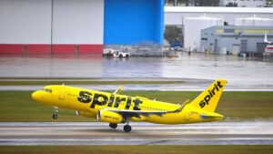 Imagem de um avião da amarelo da Spirit Airlines. A foto é para ilustrar o pedido de recuperação judicial da Spirit Airlines