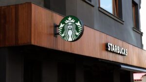 Starbucks tem queda de 4% nas vendas, mas supera previsões com lucro de US$ 780,8 milhões. Estratégias nos EUA e China buscam reverter retração.