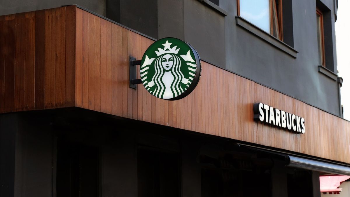 Starbucks tem queda de 4% nas vendas, mas supera previsões com lucro de US$ 780,8 milhões. Estratégias nos EUA e China buscam reverter retração.