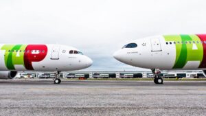 Aviões da TAP próximos em pista de aeroporto. Empresa está à venda.