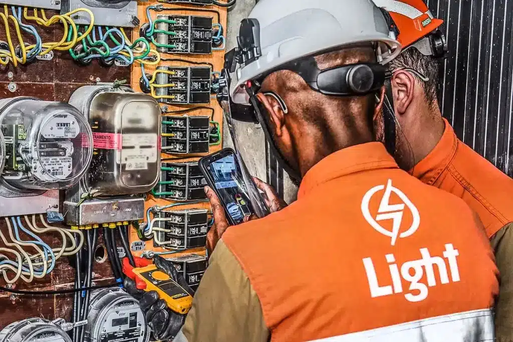 Técnicos da Light realizam medições em relógio de energia em busca de identificar furto de energia.