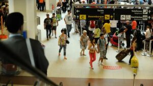 Imagem de pessoas dentro de um aeroporto para ilustrar uma matéria jornalística sobre a quantidade de turistas que o Brasil recebeu em outubro