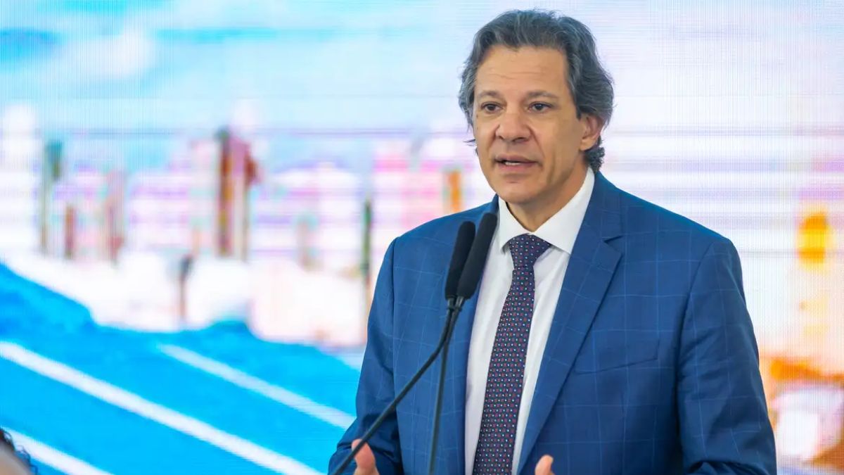 Ministro da Fazenda em coletiva de imprensa, apresentando os novos cortes de R$ 7 bilhões no orçamento, como parte do arcabouço fiscal.