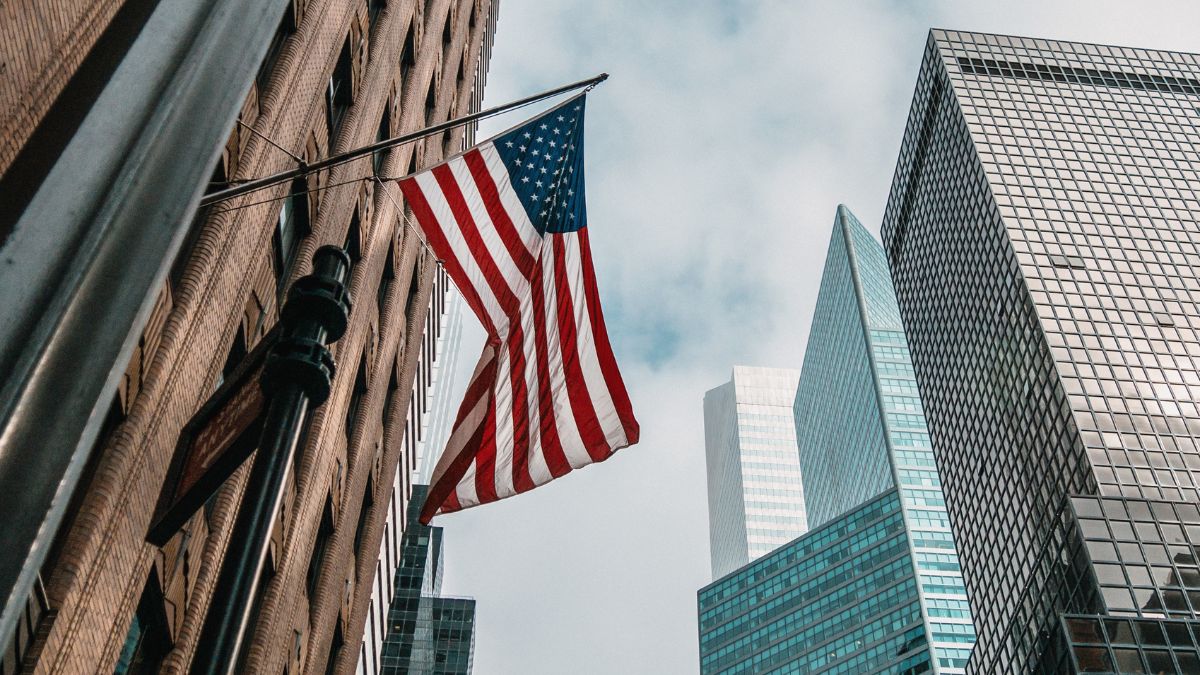 Prédios empresariais com a bandeira dos EUA.
