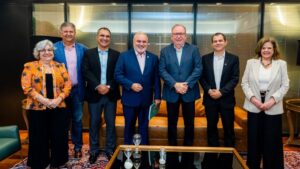 Membros da FIEC e Jean Paul Prates posando para foto na Casa da Indústria.