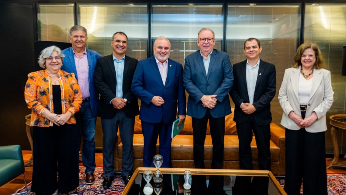 Membros da FIEC e Jean Paul Prates posando para foto na Casa da Indústria.