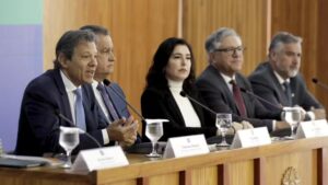 Ministro em coletiva sobre mudanças no imposto de renda na saúde.