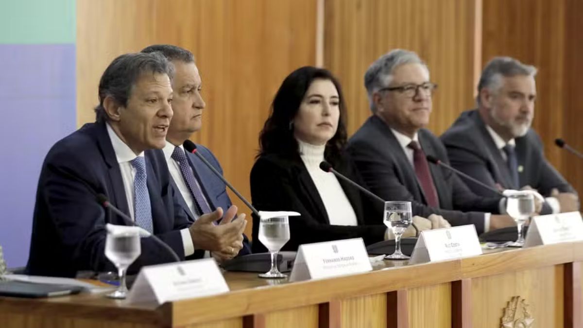 Ministro em coletiva sobre mudanças no imposto de renda na saúde.