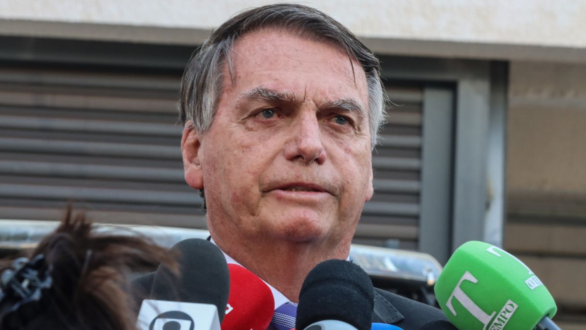 Representação de Jair Bolsonaro com foco nos salários e benefícios que receberá como ex-presidente em 2025.