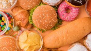 Alimentos ultraprocessados distribuídos em uma mesa.