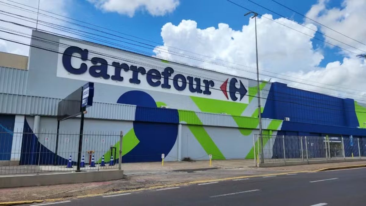 Imagem da fachada de uma loja do Carrefour no Brasil, com o logotipo e as cores características da rede varejista.