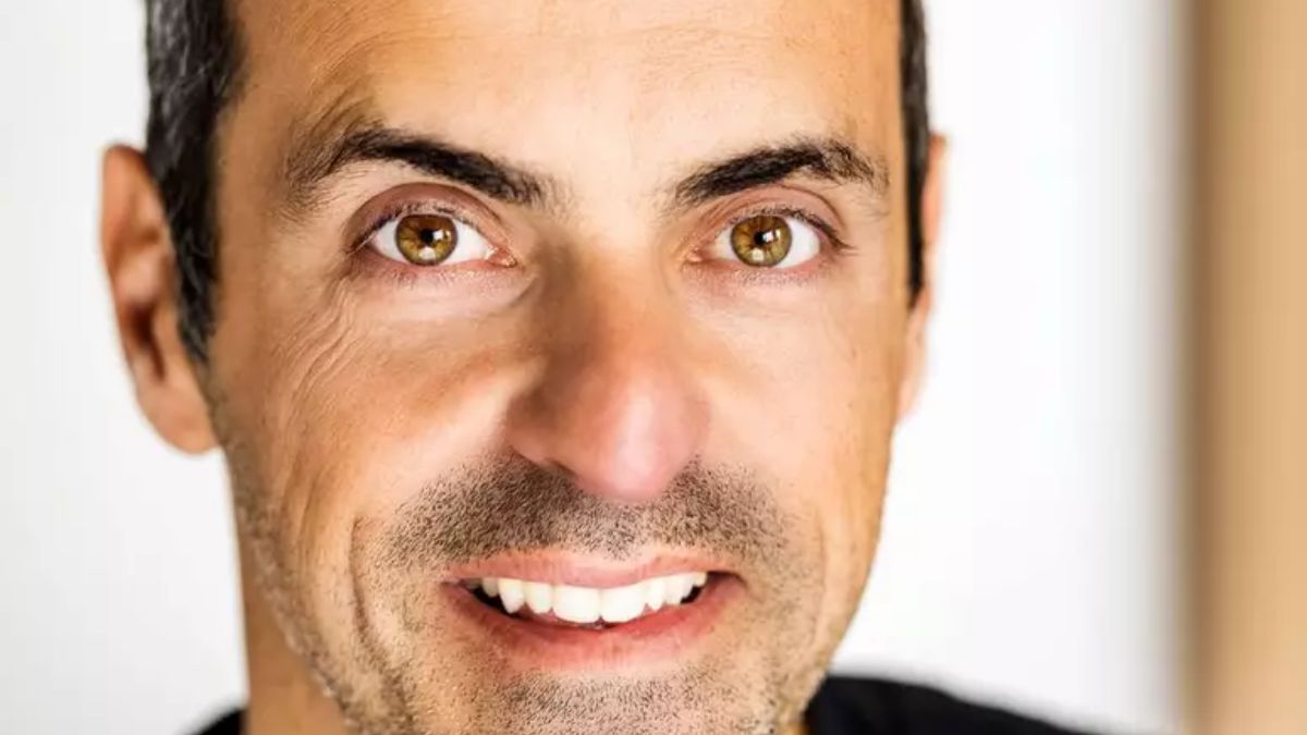 Hugo Barra sorrindo.