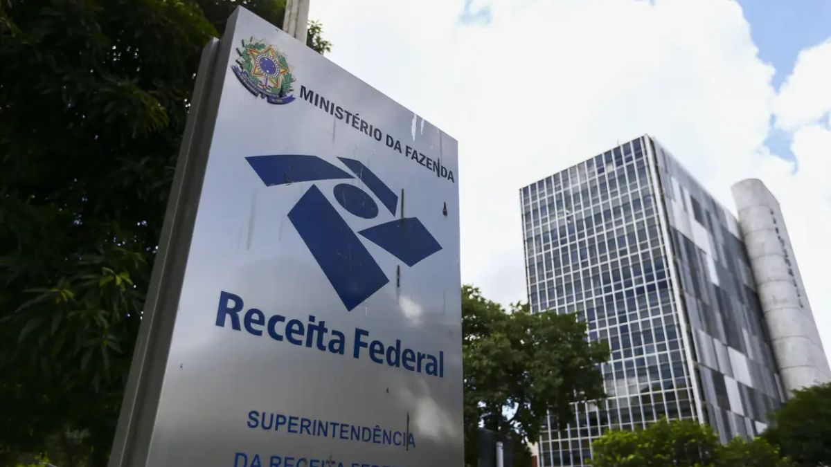 Imagem da entrada do Ministério da Fazenda, com a placa da Receita Federal.
