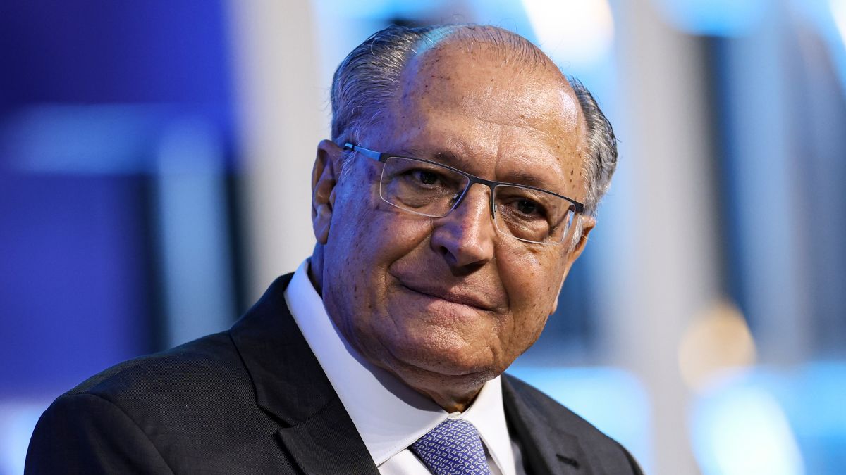 Retrato de Geraldo Alckmin, vice-presidente da República e ministro do Desenvolvimento, Indústria, Comércio e Serviços, usando óculos e traje formal, em um evento oficial.
