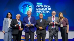 Membros da FIEC no Prêmio Excelência Sindical, sendo premiados.